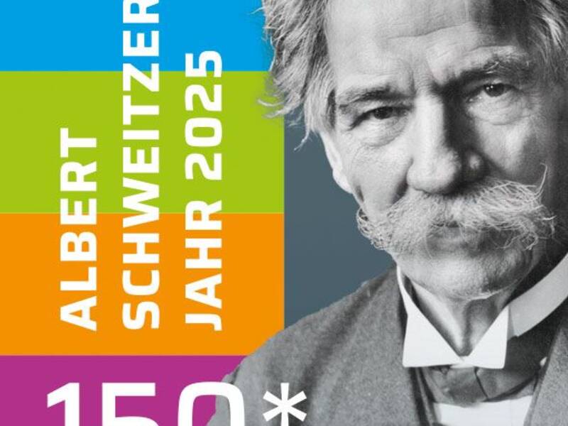 Ein Bild von einer älteren Person mit Schnurrbart, daneben bunte Quadrate mit der Aufschrift "Albert Schweitzer Jahr 2025" und "150*".