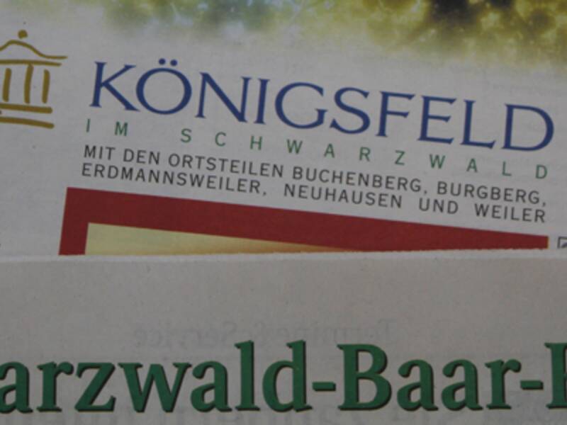 Die Abbildung zeigt den oberen Teil mehrerer gedruckter Publikationen, darunter das "Bürgerinfo und Gästejournal" für Königsfeld im Schwarzwald und eine Zeitung des Schwarzwald-Baar-Kreises.