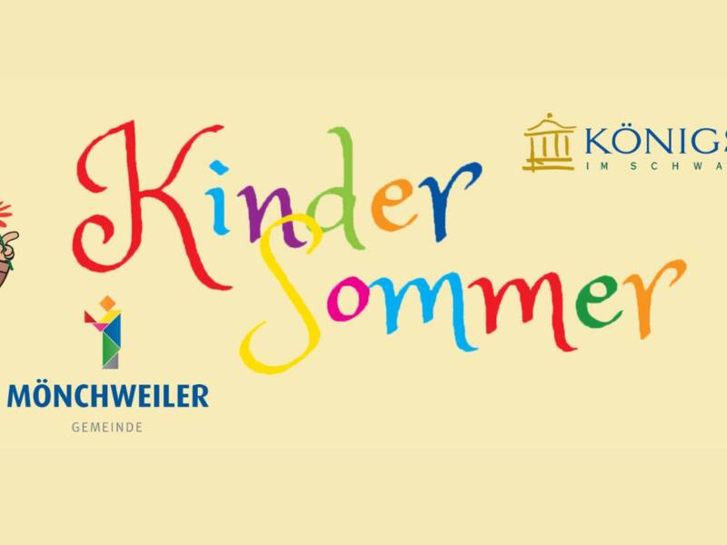 Ein Cartoon-Mönch hält eine Blume neben dem bunten Schriftzug "Kindersommer", flankiert von den Logos der Gemeinden Mönchweiler und Königsfeld sowie einem fröhlichen Eichhörnchen.