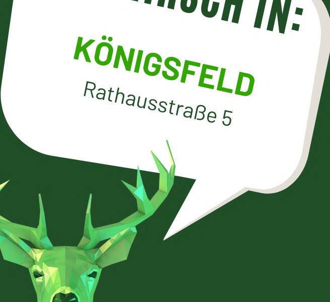 Das Bild zeigt einen stilisierten grünen Hirsch unter einem weißen Sprechblasenfeld mit der Aufschrift "Ein Hirsch in: KÖNIGSFELD, Rathausstraße 5" auf grünem Hintergrund.