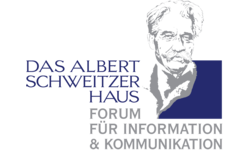 Es ist ein Logo mit dem Text "Das Albert Schweitzer Haus - Forum für Information und Kommunikation" zu sehen. Unter dem Text ist das Gesicht einen Mannes gezeichnet. 