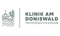 Das Logo zeigt links eine stilisierte Kapelle und Bäume, rechts steht der Text "Klinik am Doniswald, Psychotherapie und Seelsorge".