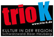 Das Bild zeigt ein Logo mit dem Schriftzug "trioK" in rot und blau, darunter steht "Kultur in der Region Schwarzwald-Baar-Heuberg" auf schwarzem Hintergrund.