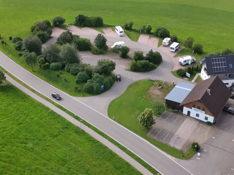 Mehrere Parzellen eines Stellplatzes oder Parkplatzes in einer grüen Landschaft