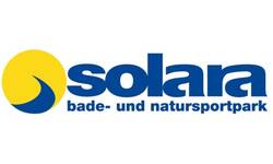 Das Bild zeigt ein Logo mit einem gelb-blauen Kreismotiv links und dem Schriftzug "solara bade- und natursportpark" in blauer Schrift rechts.